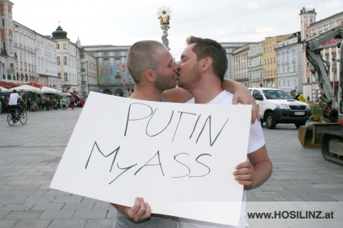 Kiss-In am Linzer Hauptplatz gegen Homophobie
