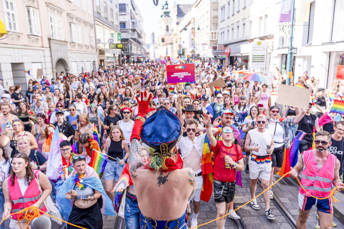 linzpride2025 unter dem Motto „strong together, proud forever“